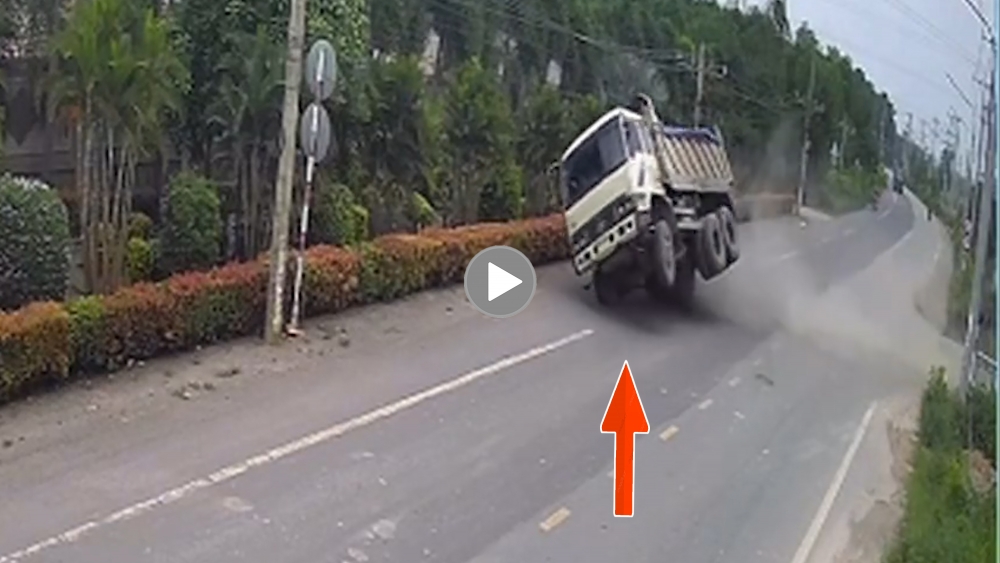 Khoảng khắc tài xế thoát nạn khi xe ben đi tốc độ cao lật nghiêng xuống đường Khoảng khắc tài xế thoát nạn khi xe ben đi tốc độ cao lật nghiêng xuống đường