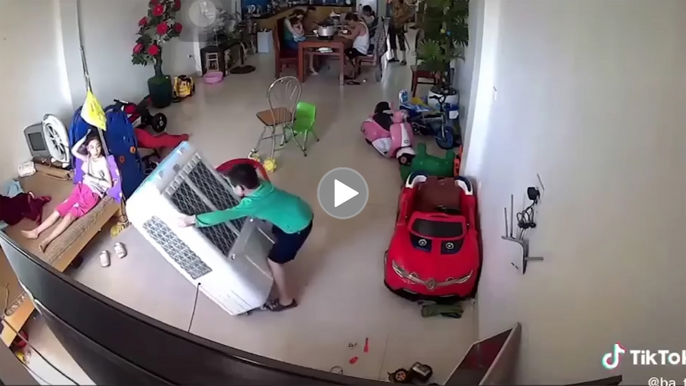 Cháu nghịch ngợm khiến ông bị giật điện, cả nhà nháo nhác Cháu nghịch ngợm khiến ông bị giật điện, cả nhà nháo nhác