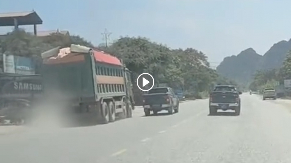 Lại xuất hiện video xe ben chống đối lực lượng chức năng Lại xuất hiện video xe ben chống đối lực lượng chức năng