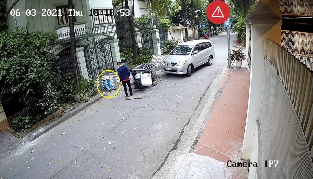 Thiếu quan sát, xe 7 chỗ đâm ngã nhào người phụ nữ đẩy xe môi trường Thiếu quan sát, xe 7 chỗ đâm ngã nhào người phụ nữ đẩy xe môi trường