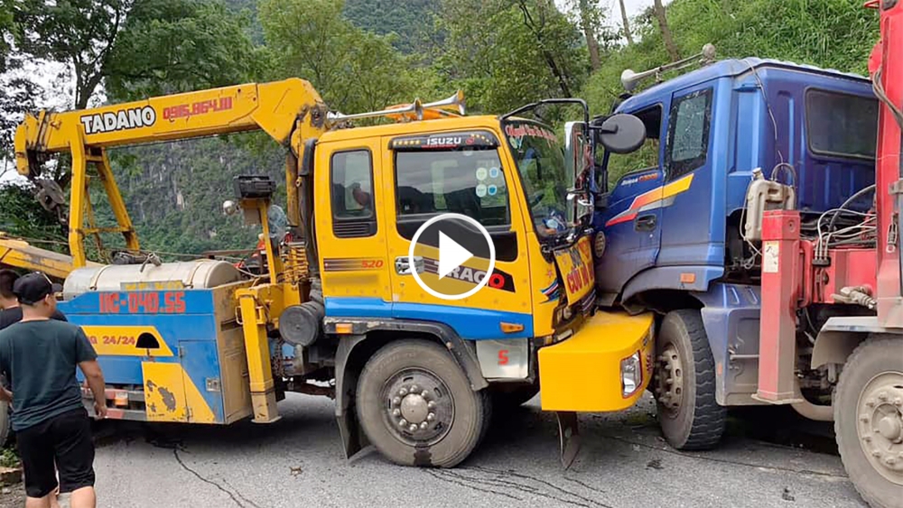 Khoảnh khắc vượt ẩu trên đèo Mã Phục, ôtô con gây tai nạn liên hoàn Khoảnh khắc vượt ẩu trên đèo Mã Phục, ôtô con gây tai nạn liên hoàn
