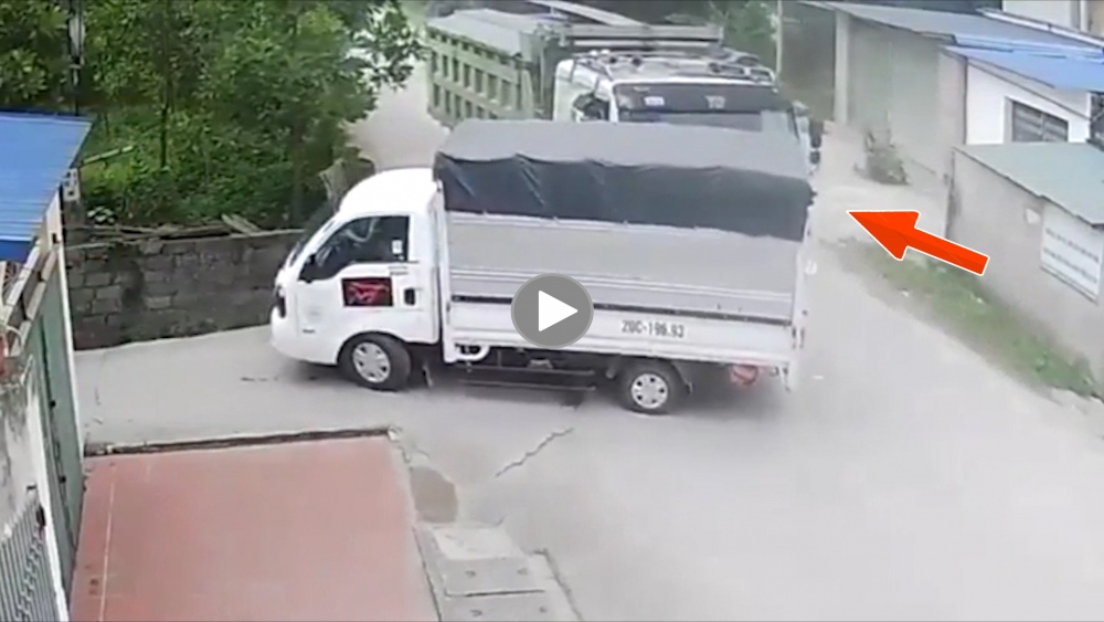 Thiếu quan sát, xe ben đâm ngang thân ô tô tải Thiếu quan sát, xe ben đâm ngang thân ô tô tải