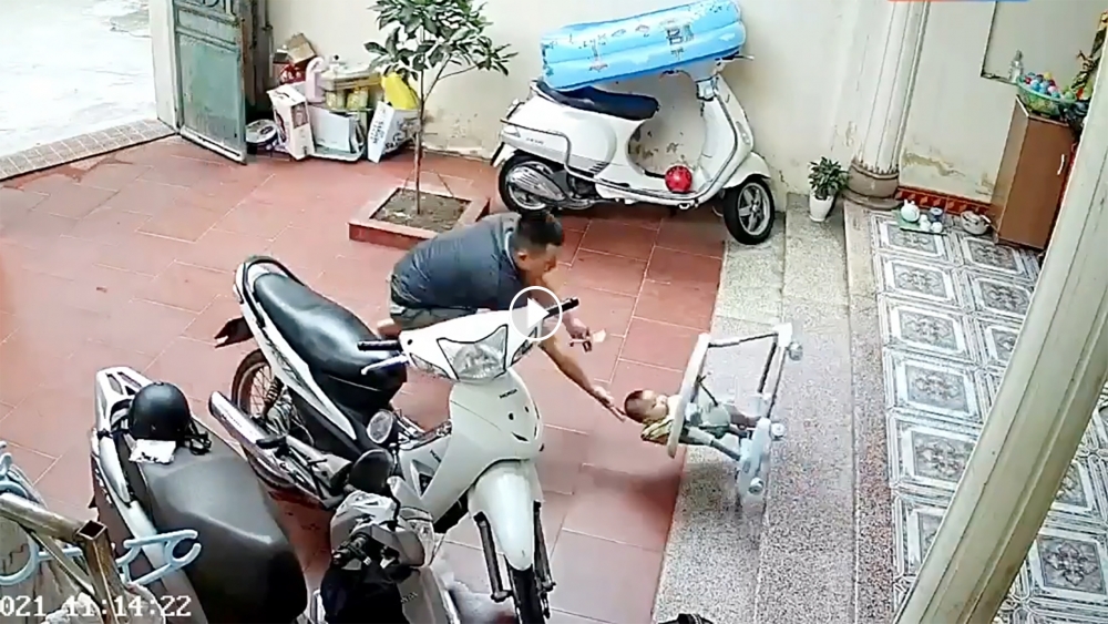 Ông bố phản xạ xuất thần cứu đứa còn đang tập đi Ông bố phản xạ xuất thần cứu đứa còn đang tập đi