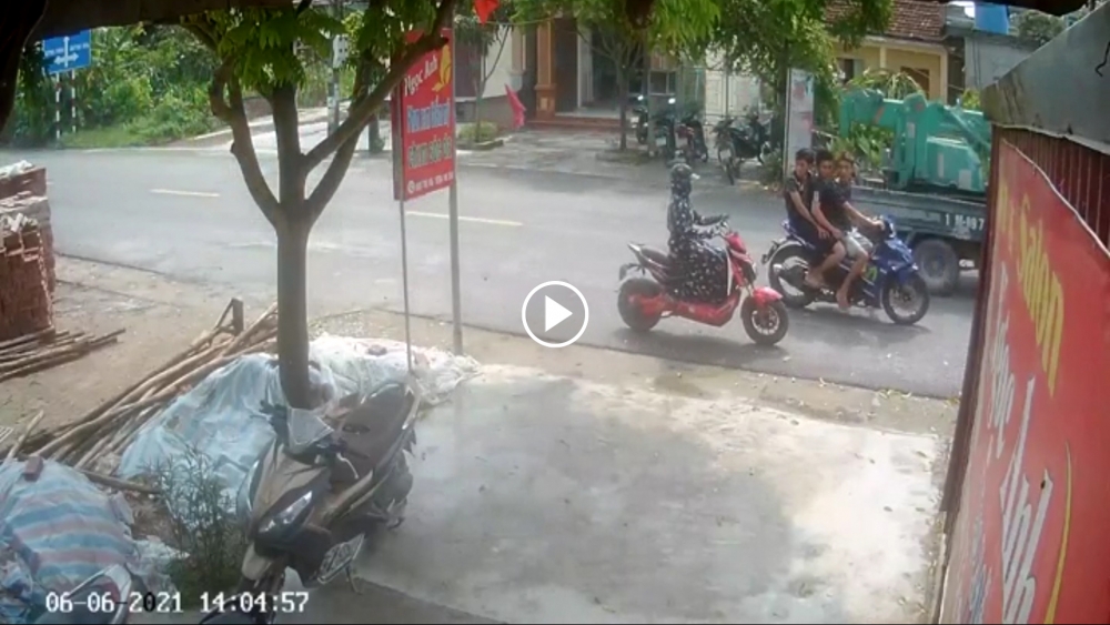 Thanh niên đi xe máy 'cân 3' gây tai nạn kinh hoàng Thanh niên đi xe máy 'cân 3' gây tai nạn kinh hoàng