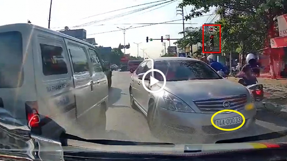 Ôtô 4 chỗ ngang nhiên chạy ngược chiều ngay tại đèn đỏ Ôtô 4 chỗ ngang nhiên chạy ngược chiều ngay tại đèn đỏ