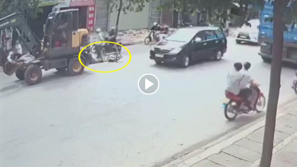 Khoảnh khắc máy xúc lao như bay vào người đi xe đạp Khoảnh khắc máy xúc lao như bay vào người đi xe đạp