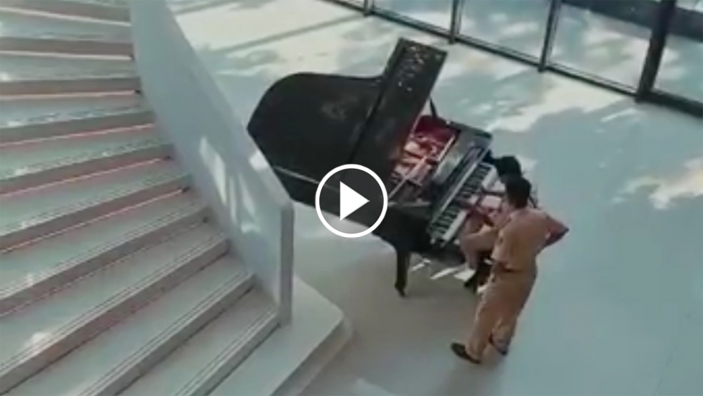 Năng lượng tích cực: Bất ngờ, thích thú trước hình ảnh CSGT chơi Piano Năng lượng tích cực: Bất ngờ, thích thú trước hình ảnh CSGT chơi Piano