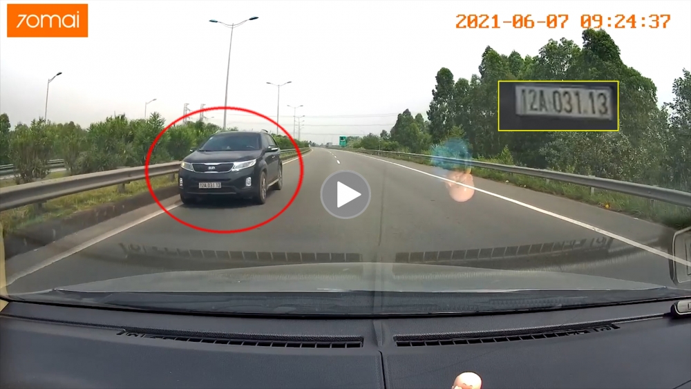 Ô tô thản nhiên đi ngược chiều trên cao tốc, nháy đèn báo hiệu các xe khác Ô tô thản nhiên đi ngược chiều trên cao tốc, nháy đèn báo hiệu các xe khác