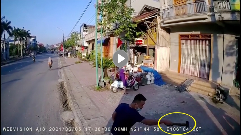 Tài xế ép “nữ Ninja” lên vỉa hè, cầm búa xuống nói chuyện phải trái trên đường Tài xế ép “nữ Ninja” lên vỉa hè, cầm búa xuống nói chuyện phải trái trên đường