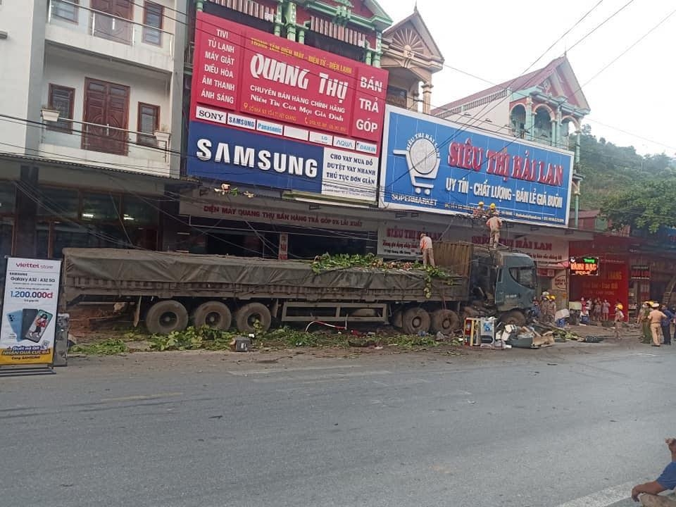 Khoảnh khắc Container tránh người đi đường, húc đổ cây xanh và cột điện Khoảnh khắc Container tránh người đi đường, húc đổ cây xanh và cột điện