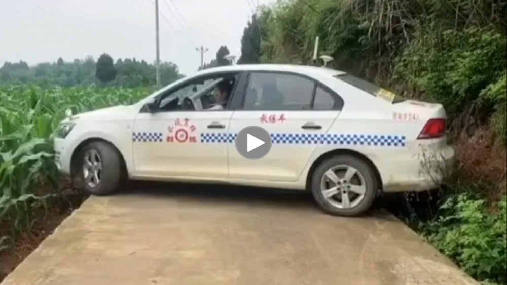 Pha quay đầu xe 'đỉnh cao' của một tay lái nữ Pha quay đầu xe 'đỉnh cao' của một tay lái nữ