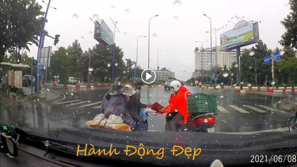 Năng lượng tích cực - Hành động của thanh niên cho áo mưa khiến nhiều người ấm lòng Năng lượng tích cực - Hành động của thanh niên cho áo mưa khiến nhiều người ấm lòng
