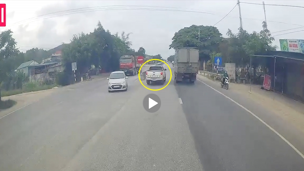 Xe bán tải đi lùi trên Quốc lộ 1A mặc kệ các xe khác tránh né Xe bán tải đi lùi trên Quốc lộ 1A mặc kệ các xe khác tránh né