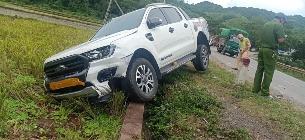 Phóng nhanh vượt ẩu, thanh niên ‘đầu trần’ tông trực diện xe bán tải Phóng nhanh vượt ẩu, thanh niên ‘đầu trần’ tông trực diện xe bán tải