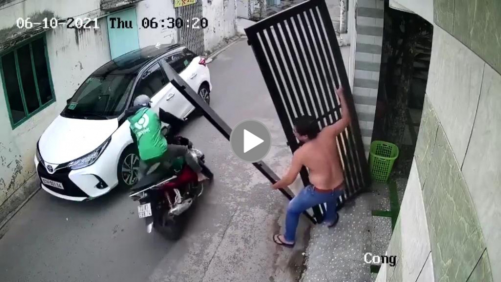 Hành động đẹp của anh tài xế xe công nghệ suýt bị cổng sắt đè Hành động đẹp của anh tài xế xe công nghệ suýt bị cổng sắt đè