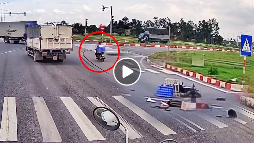Xe máy vượt ẩu tông vào đuôi xe tải khiến 1 người thương vong Xe máy vượt ẩu tông vào đuôi xe tải khiến 1 người thương vong