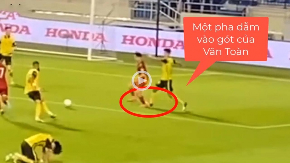 Góc quay thể hiện rõ tình huống penalty của Văn Toàn Góc quay thể hiện rõ tình huống penalty của Văn Toàn