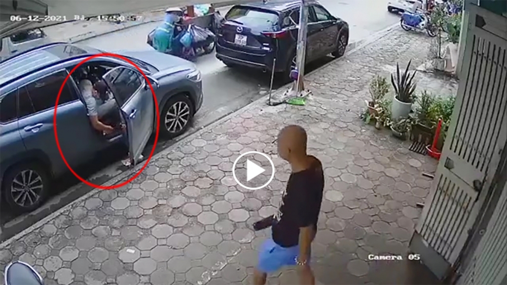 Thanh niên vứt rác từ ô tô ra, bị người đàn ông dậy cho bài học “nhớ đời” Thanh niên vứt rác từ ô tô ra, bị người đàn ông dậy cho bài học “nhớ đời”