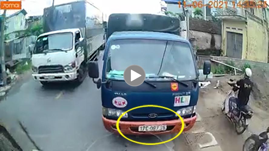 Tài xế lấn làn trên đường nhỏ để đi trước và cái kết Tài xế lấn làn trên đường nhỏ để đi trước và cái kết