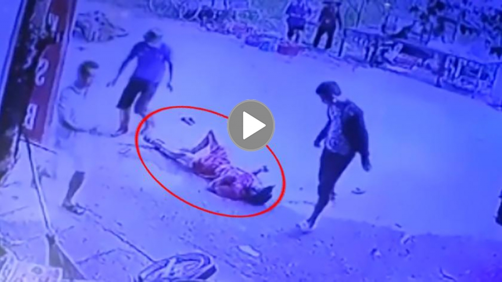 Thót tim với khoảnh khắc xe ben đánh lái tránh người Thót tim với khoảnh khắc xe ben đánh lái tránh người