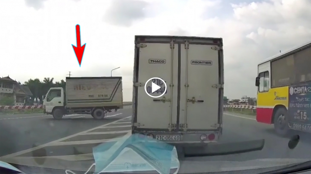 Mặc biển cấm, xe tải vẫn quay đầu trên cầu Thăng Long Mặc biển cấm, xe tải vẫn quay đầu trên cầu Thăng Long