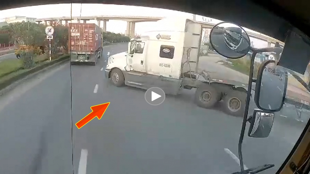 Nóng mắt cảnh xe đầu kéo lao ra từ đường nhánh, cắt mặt container… Nóng mắt cảnh xe đầu kéo lao ra từ đường nhánh, cắt mặt container…