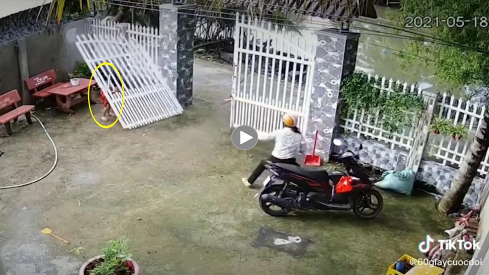 Thót tim cảnh cổng sắt cổng đổ ập vào cả hai em nhỏ Thót tim cảnh cổng sắt cổng đổ ập vào cả hai em nhỏ