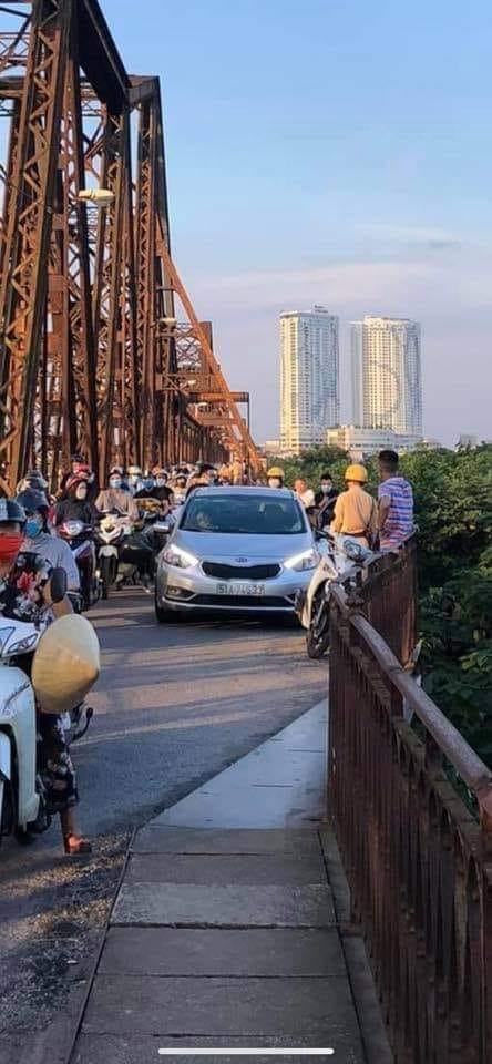 CSGT xử phạt chiếc xe đi lên cầu Long Biên và hành động xấu xí của người đàn ông say xỉ ép xe khác lùi CSGT xử phạt chiếc xe đi lên cầu Long Biên và hành động xấu xí của người đàn ông say xỉ ép xe khác lùi