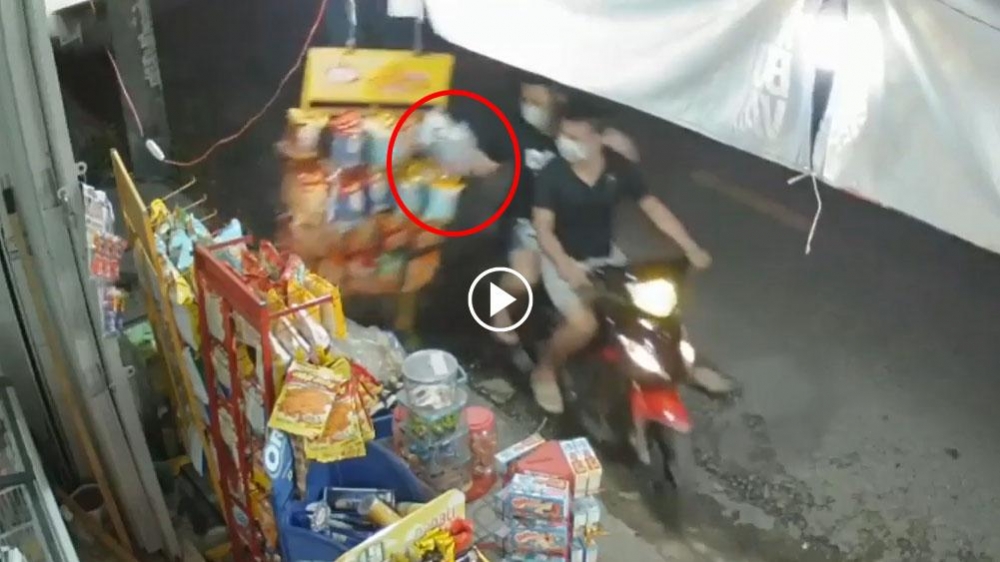 Chủ cửa hàng ngán ngẩm khi bị 2 thanh niên trộm cả dây bim bim Chủ cửa hàng ngán ngẩm khi bị 2 thanh niên trộm cả dây bim bim