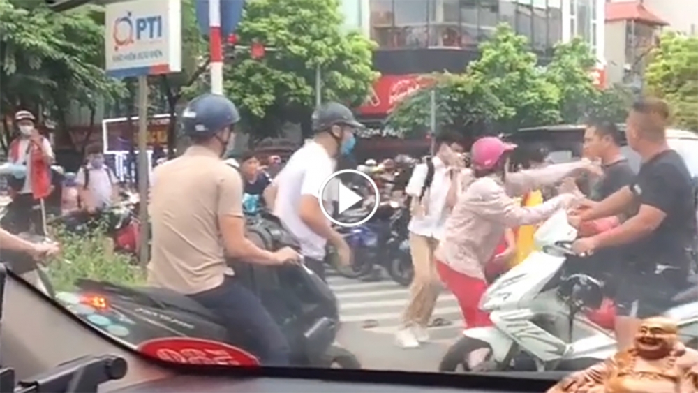 Toàn cảnh vụ 2 người đàn ông “tỉ thí” giữa đường khiến cả phố náo loạn Toàn cảnh vụ 2 người đàn ông “tỉ thí” giữa đường khiến cả phố náo loạn