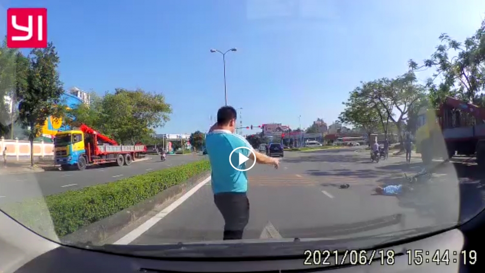Va chạm với chiếc Mercedes, cụ ông đi xe đạp điện nguy kịch Va chạm với chiếc Mercedes, cụ ông đi xe đạp điện nguy kịch