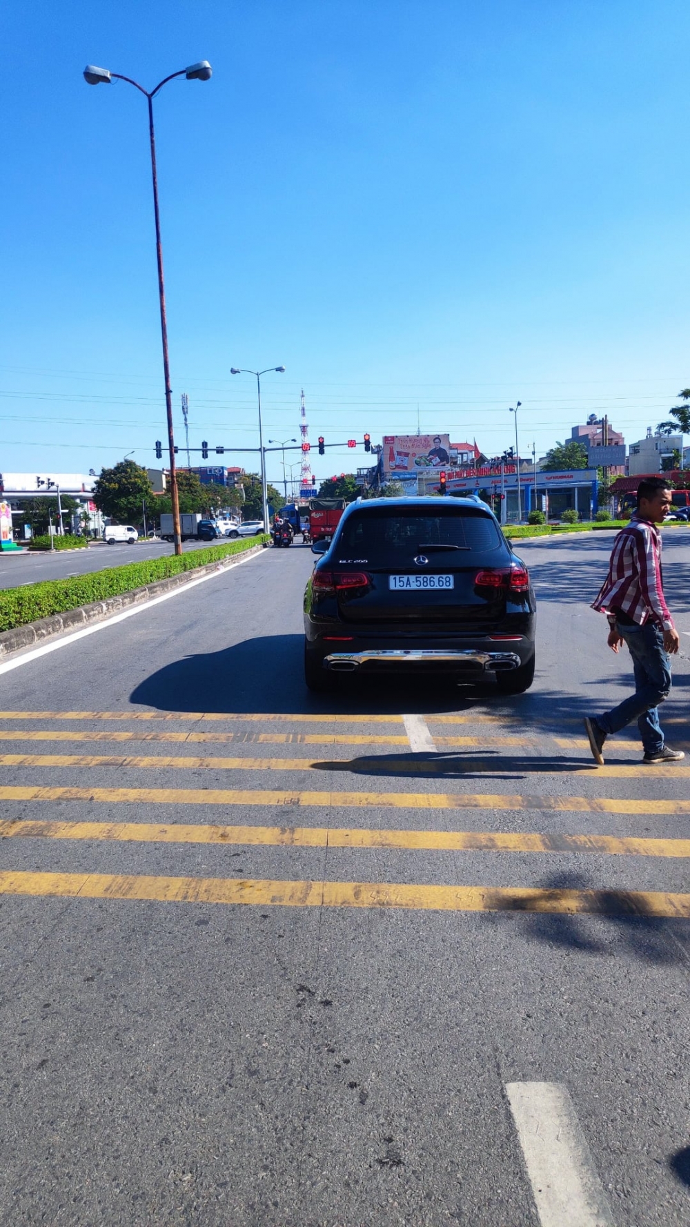 Va chạm với chiếc Mercedes, cụ ông đi xe đạp điện nguy kịch Va chạm với chiếc Mercedes, cụ ông đi xe đạp điện nguy kịch