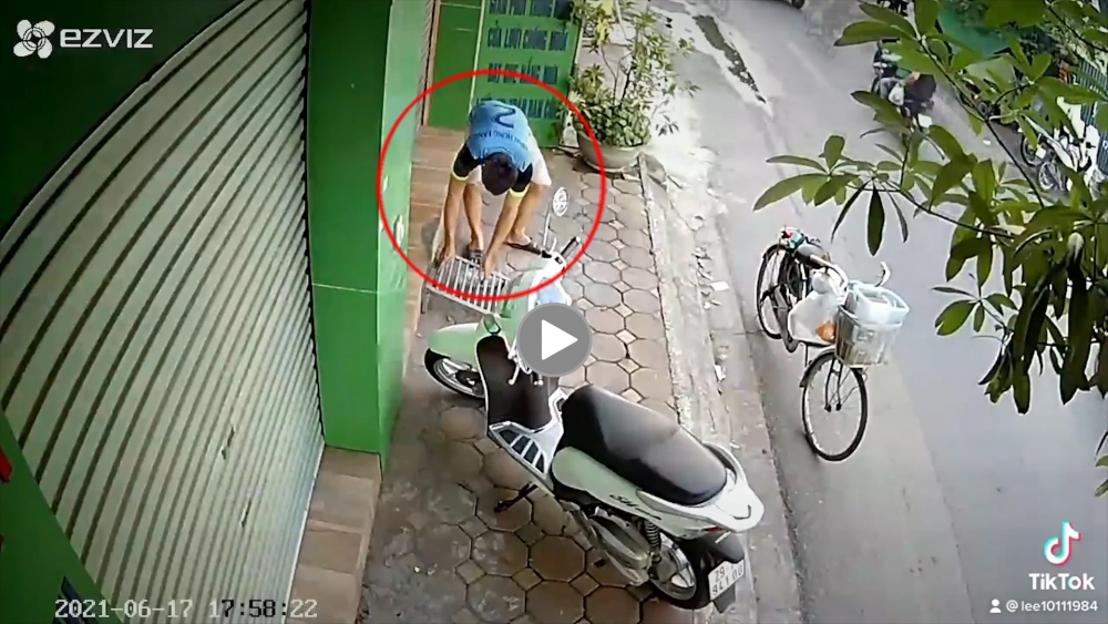 Xôn xao hình ảnh 'soái ca' đi xe đạp ăn trộm cầu dắt xe giữa ban ngày