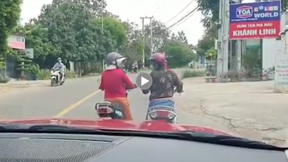 Phản cảm cảnh 2 người phụ nữ dừng xe máy giữa đường để 'buôn chuyện' Phản cảm cảnh 2 người phụ nữ dừng xe máy giữa đường để 'buôn chuyện'