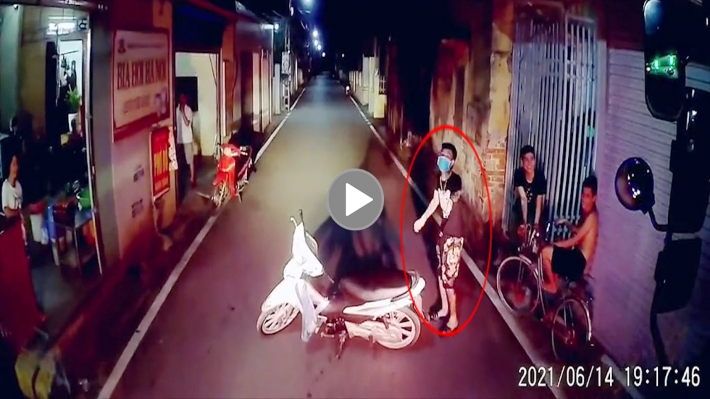 Thanh niên 'tay đầy mực' lấy xe chắn ngang đường, tỏ vẻ thách thức tài xế xe tải Thanh niên 'tay đầy mực' lấy xe chắn ngang đường, tỏ vẻ thách thức tài xế xe tải