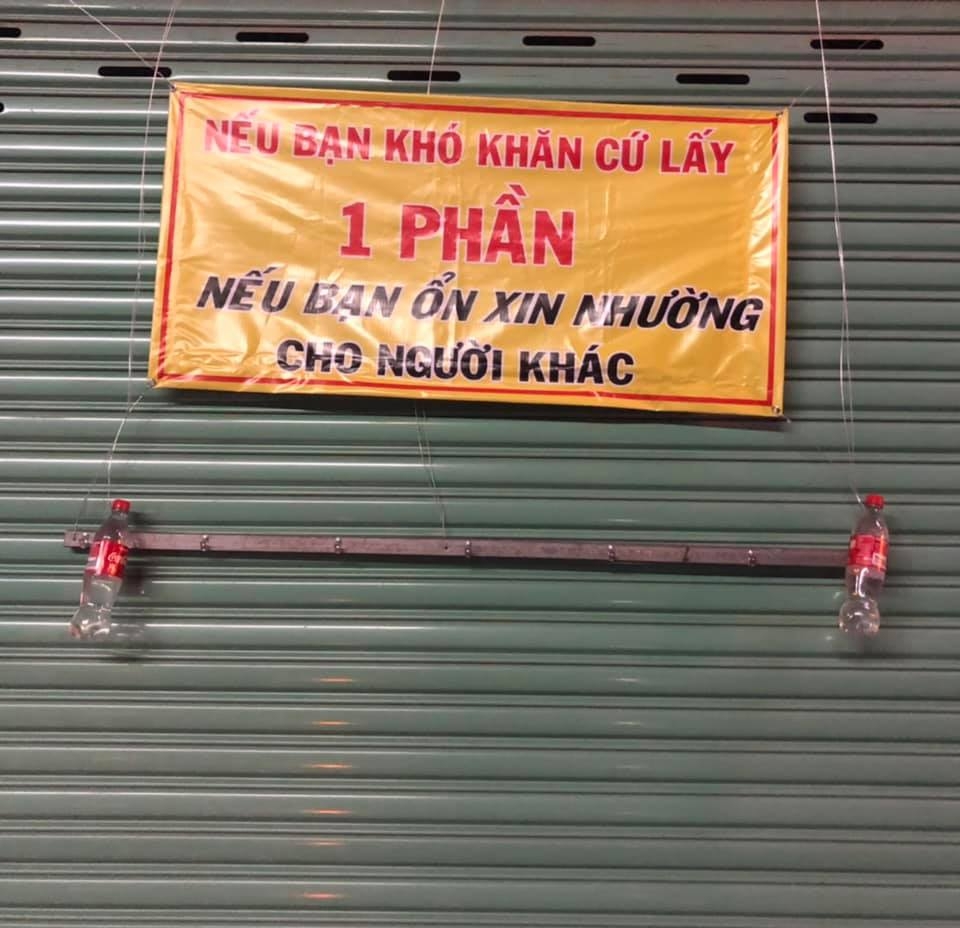 Thanh niên 'sức dài vai rộng' dọn sạch đồ từ thiện dành cho người khó khăn Thanh niên 'sức dài vai rộng' dọn sạch đồ từ thiện dành cho người khó khăn
