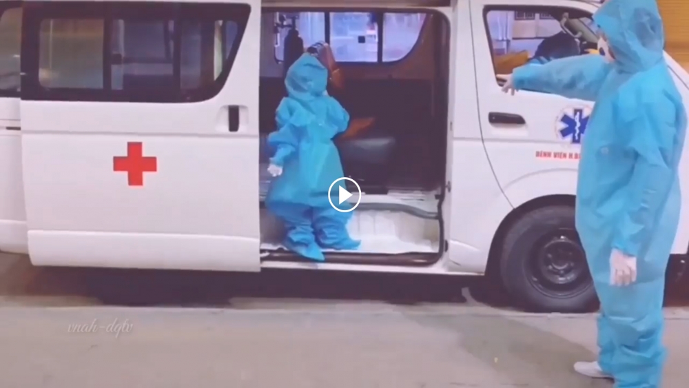 “Thiên thần nhỏ” mặc đồ bảo hộ thùng thình, một mình lên xe cấp cứu “Thiên thần nhỏ” mặc đồ bảo hộ thùng thình, một mình lên xe cấp cứu