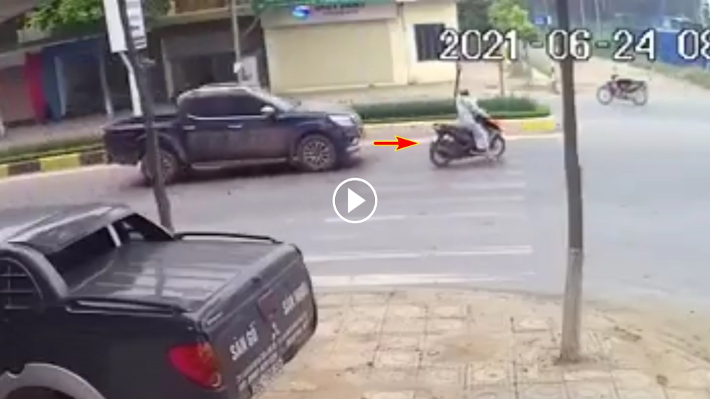 “Nữ ninja” sang đường ẩu bị xe bán tải tông trúng “Nữ ninja” sang đường ẩu bị xe bán tải tông trúng