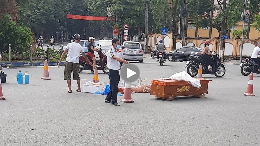 Xe tải vào cua thiếu quan sát, tông trúng người phụ nữ đi bộ Xe tải vào cua thiếu quan sát, tông trúng người phụ nữ đi bộ