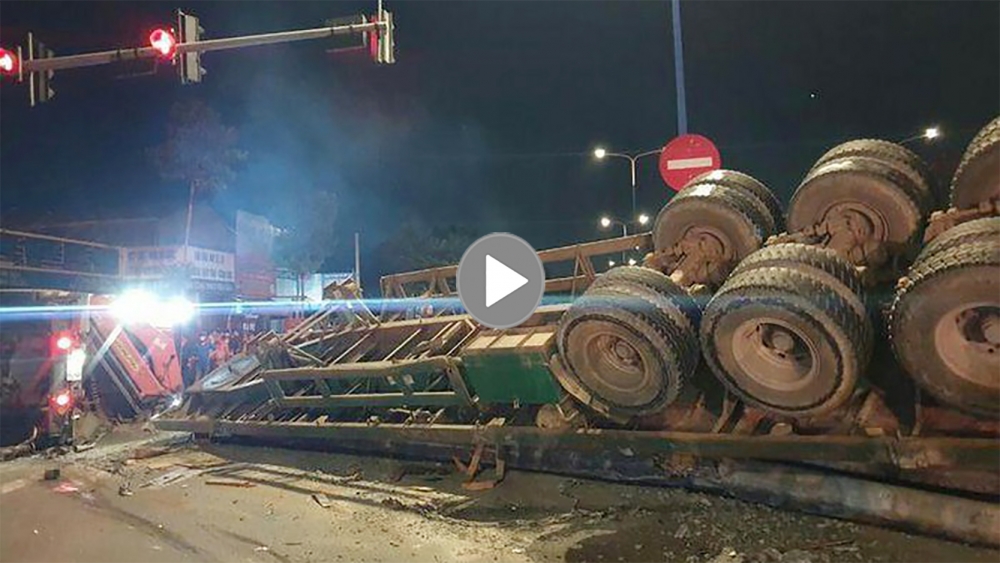 Khoảng khắc kinh hoàng khi ô tô đầu kéo phanh gấp tránh xe máy vượt đèn đỏ Khoảng khắc kinh hoàng khi ô tô đầu kéo phanh gấp tránh xe máy vượt đèn đỏ