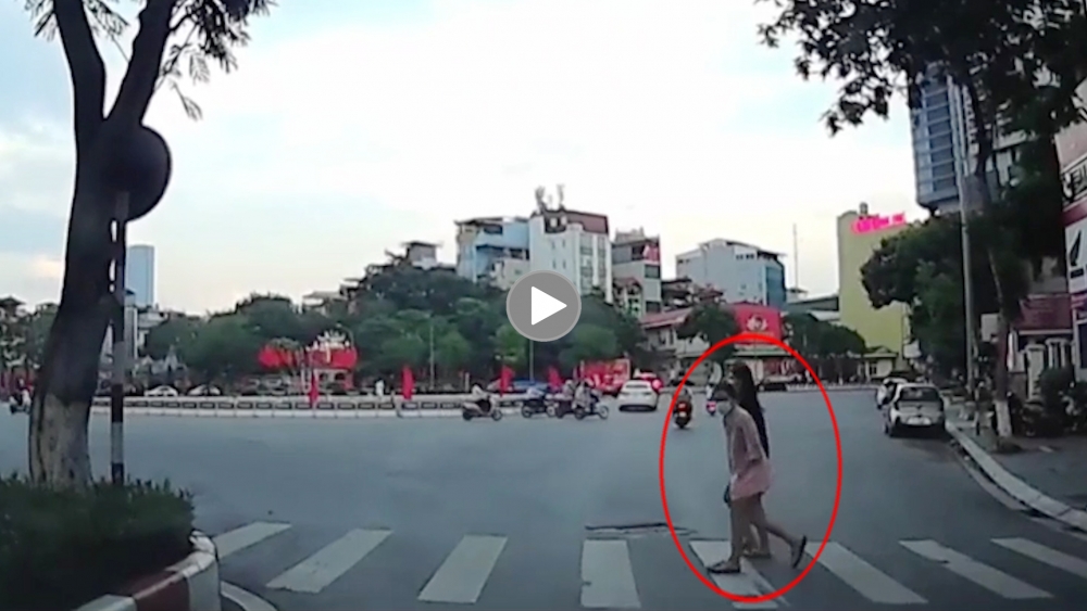 Năng lượng tích cực: Nữ sinh cúi đầu cảm ơn bác tài xế nhường đường ở Hà Nội Năng lượng tích cực: Nữ sinh cúi đầu cảm ơn bác tài xế nhường đường ở Hà Nội
