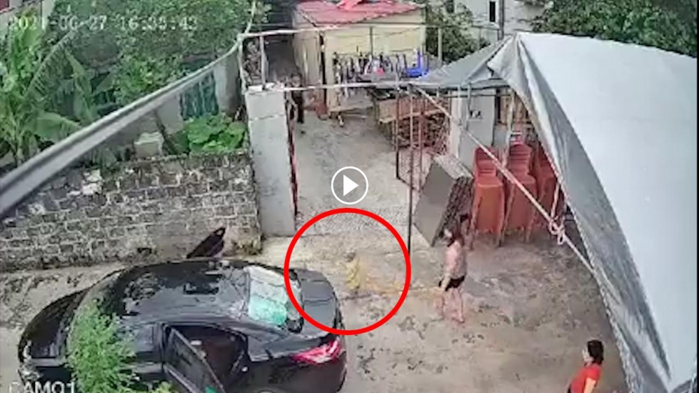 Bé trai bị ô tô tông trúng trong lúc chơi đùa trước đầu xe Bé trai bị ô tô tông trúng trong lúc chơi đùa trước đầu xe