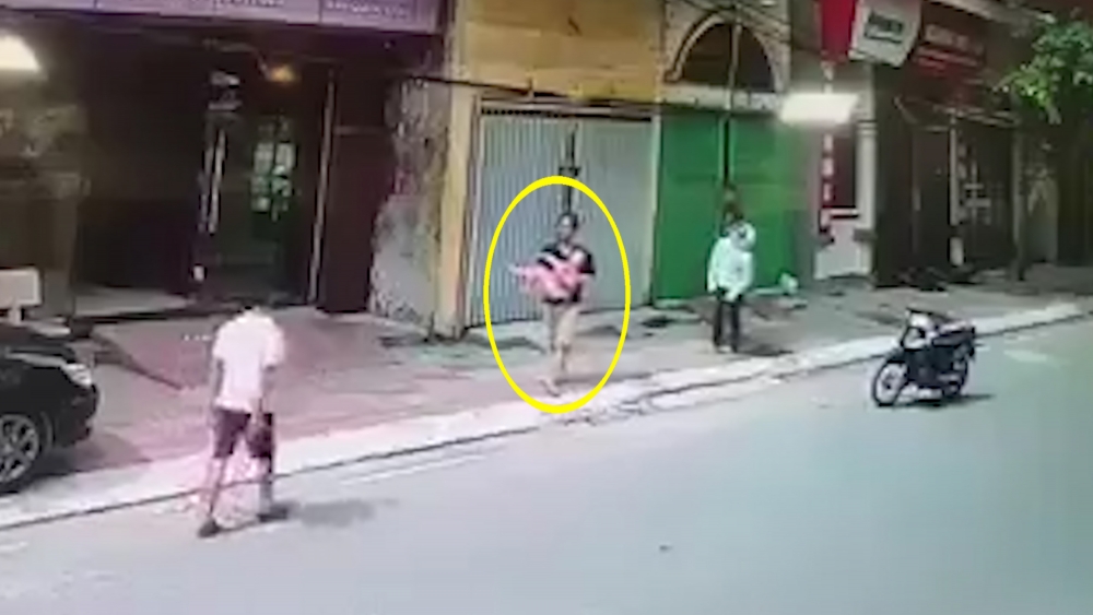 Khoảnh khắc người đàn ông hứng đỡ bé gái rơi từ lan can tầng 2 Khoảnh khắc người đàn ông hứng đỡ bé gái rơi từ lan can tầng 2
