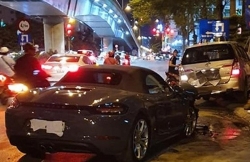 video cu vuot au khien camry phoi bung tan ta giua duong