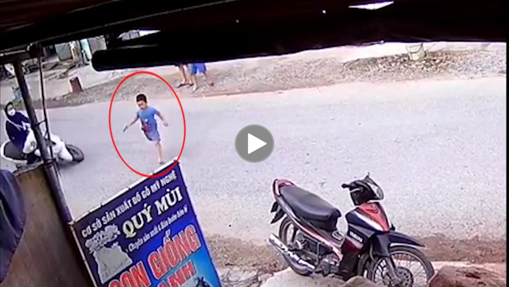 Cô gái đi xe máy trượt ngã vì phanh gấp tránh em bé chạy qua đường Cô gái đi xe máy trượt ngã vì phanh gấp tránh em bé chạy qua đường