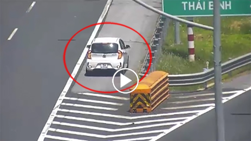 Đi quá lối rẽ, tài xế cho xe lùi trên cao tốc Hà Nội - Hải Phòng Đi quá lối rẽ, tài xế cho xe lùi trên cao tốc Hà Nội - Hải Phòng
