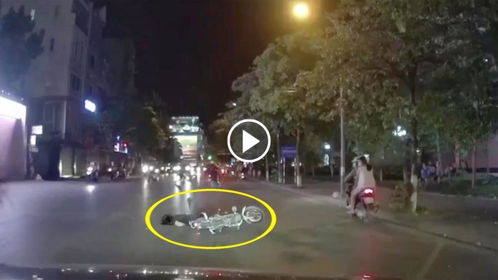 Phẫn nộ 2 thanh niên gây tai nạn giao thông rồi rời khỏi hiện trường Phẫn nộ 2 thanh niên gây tai nạn giao thông rồi rời khỏi hiện trường