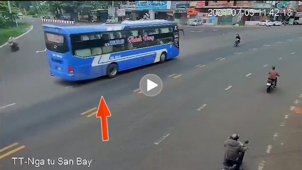 Khoảnh khắc xe khách vượt ẩu trên QL20 khiến nhiều người Khoảnh khắc xe khách vượt ẩu trên QL20 khiến nhiều người