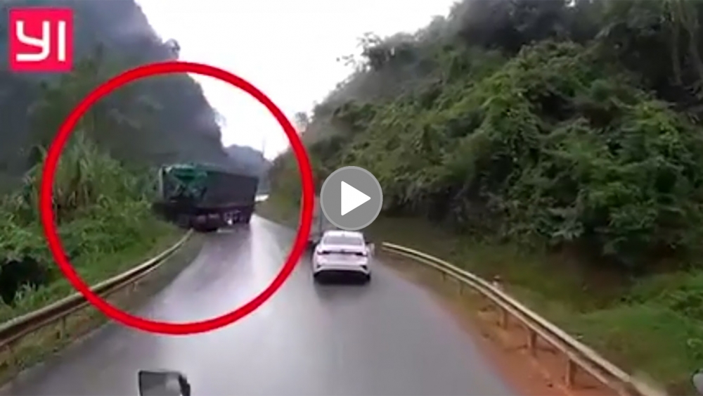 Xe đầu kéo ‘drift’ xoay ngược đầu trong lúc vào cua Xe đầu kéo ‘drift’ xoay ngược đầu trong lúc vào cua