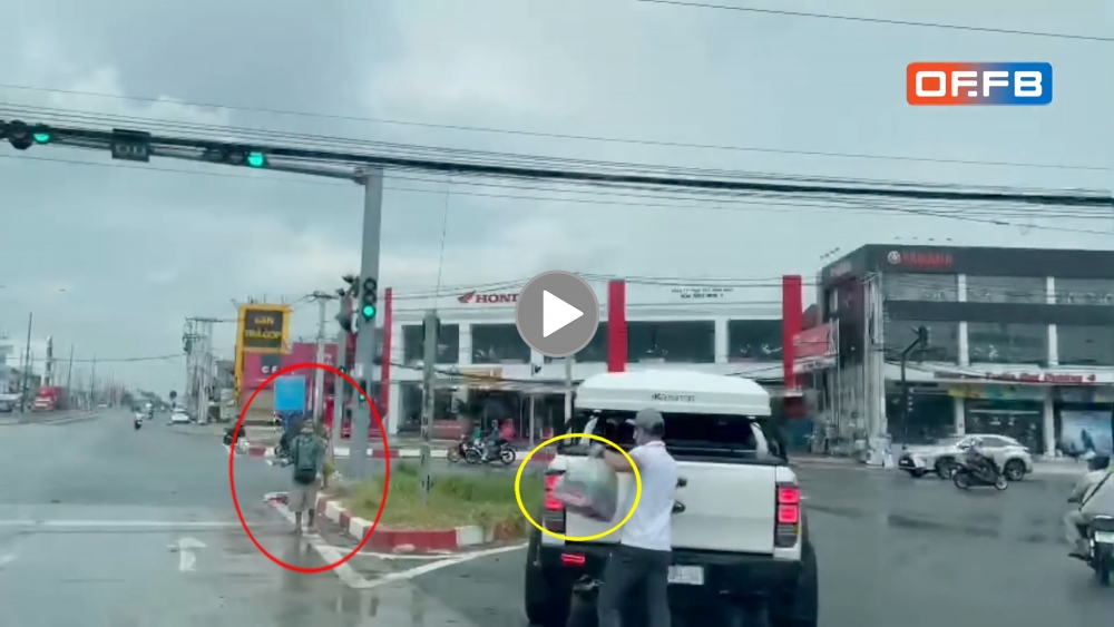Năng lượng tích cực: Hành động đẹp của nam thanh niên với hai ông cháu bán vé số dưới mưa Năng lượng tích cực: Hành động đẹp của nam thanh niên với hai ông cháu bán vé số dưới mưa